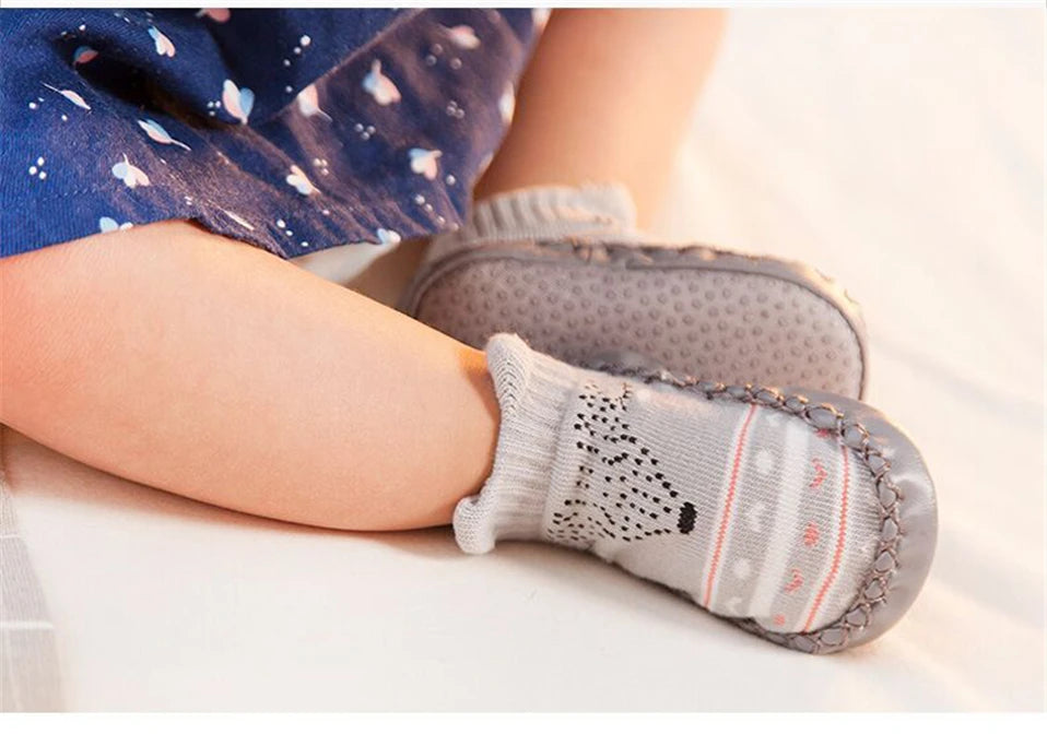 2022 mode Baby Socken Mit Gummi Sohlen Infant Socke Neugeborenen Herbst Winter Kinder Boden Socken Schuhe Anti Slip Weiche Sohle socke