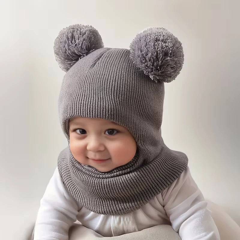 Einteilige Wintermütze für Kinder mit Kapuze, ausgestattet mit Ohr- und Nackenschutzgeräten, für Wärme. Doppelkugel-Strickmütze