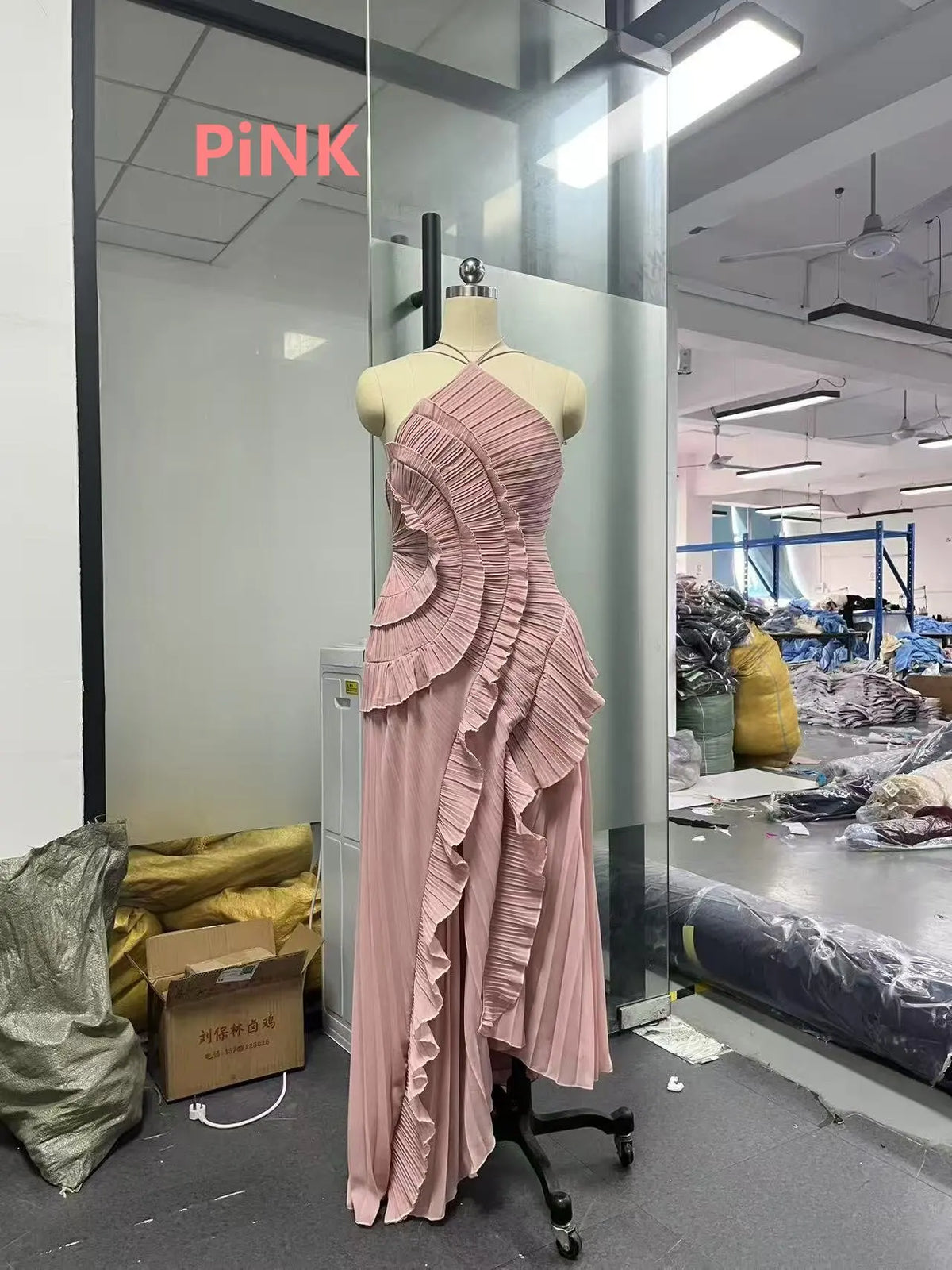 Elegantes lila Neckholder-Abschlussballkleid in A-Linie mit Rüschen, gestuft, rückenfrei, Partykleid, Sommerurlaub, Chiffon, langes Abendkleid