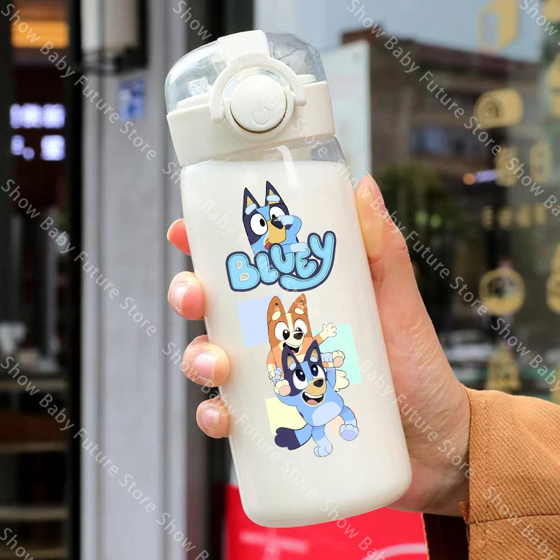 Cartoon Blueys Sport Transparente Wasserflasche 400ml mit Strohhalm Tragbare Reise-Trinkflasche Auslaufsichere Klare Mattierte Flasche