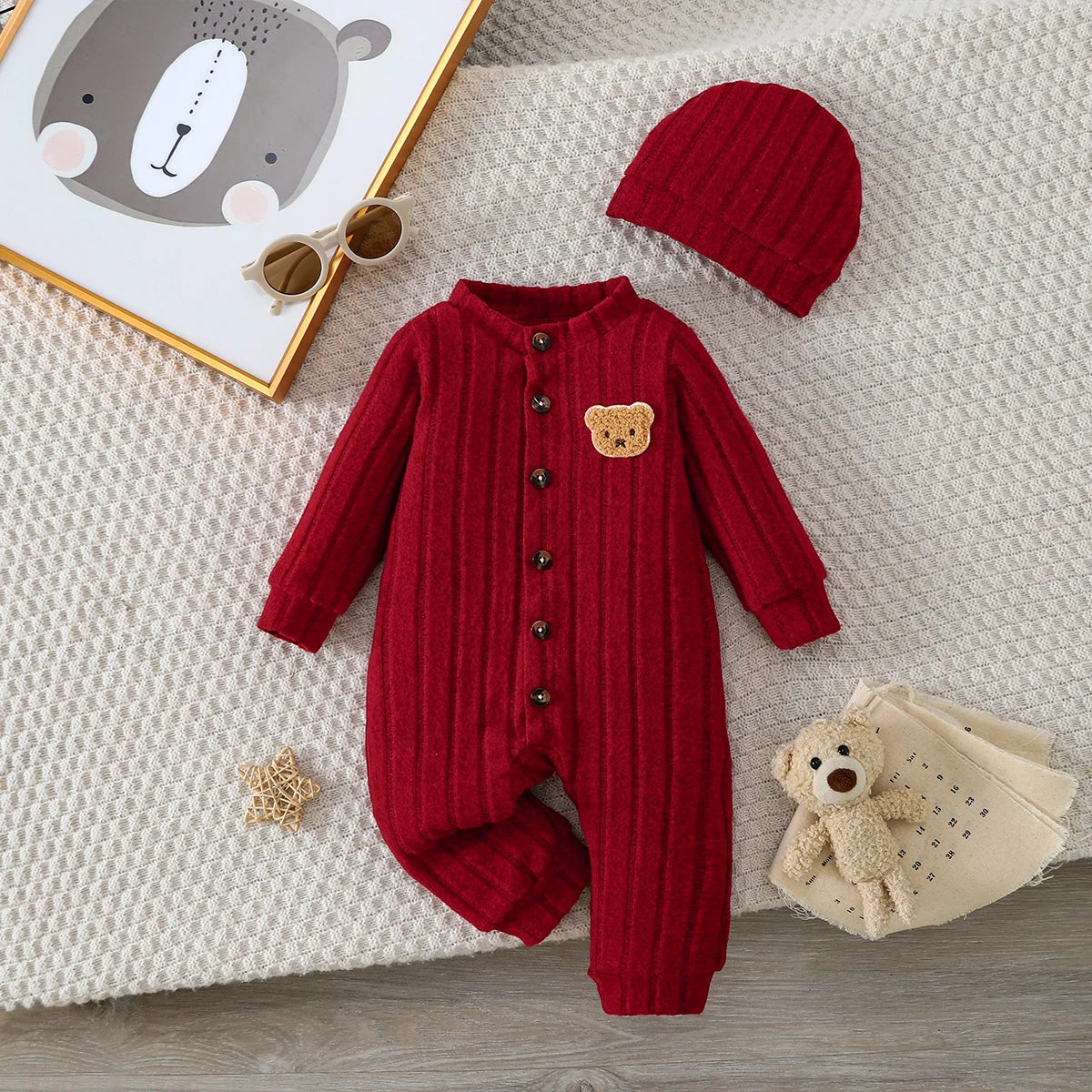 【Baby Junge】Herbst- und Winter-Strampler in Rot mit Knöpfen vorne und niedlichem Bärenabzeichen auf der Brust + Set mit roter Mütze mit einem W
