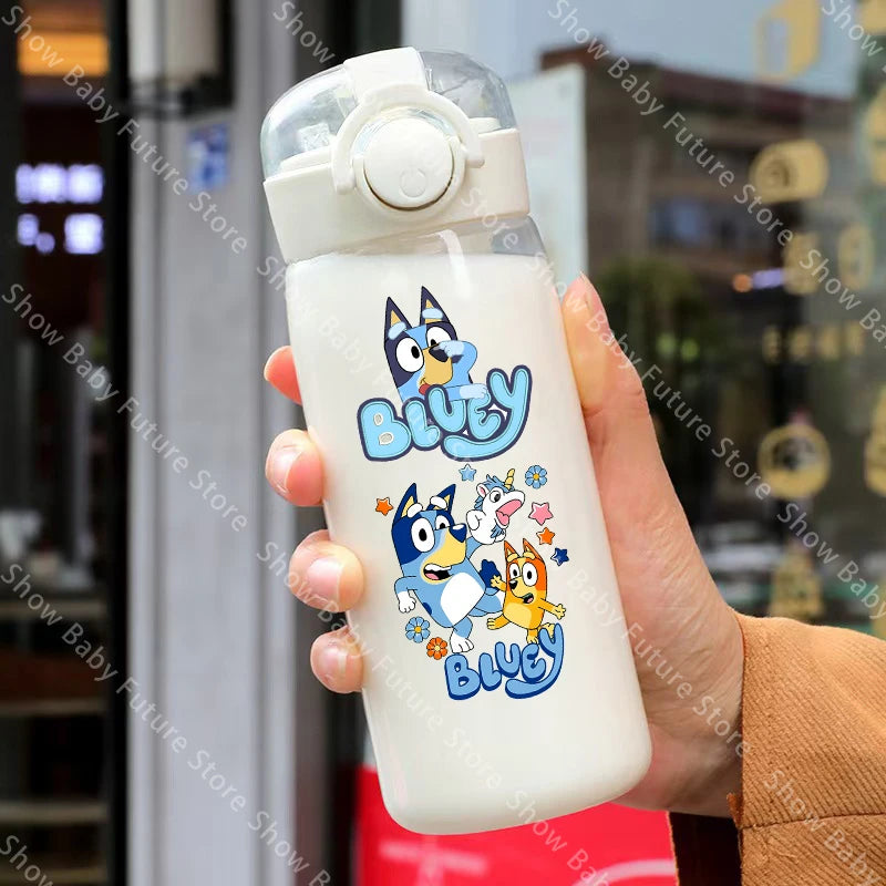 Cartoon Blueys Sport Transparente Wasserflasche 400ml mit Strohhalm Tragbare Reise-Trinkflasche Auslaufsichere Klare Mattierte Flasche