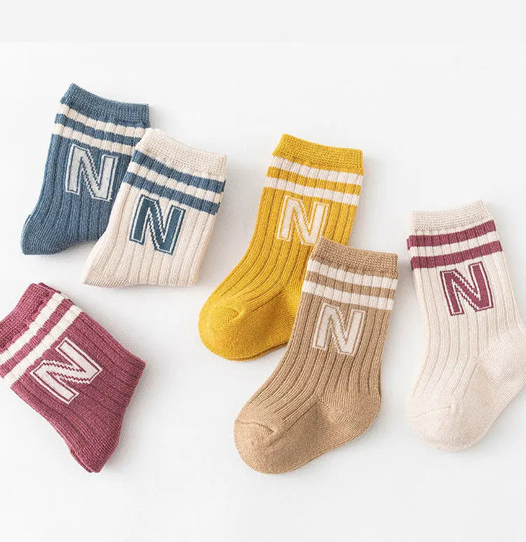 Baby Zeug Junge Mädchen Neugeborenen weichen Brief lange Socken Kinder Mode lässige Socken Baumwolle Kleinkind Kinder Zubehör Baby kleidung