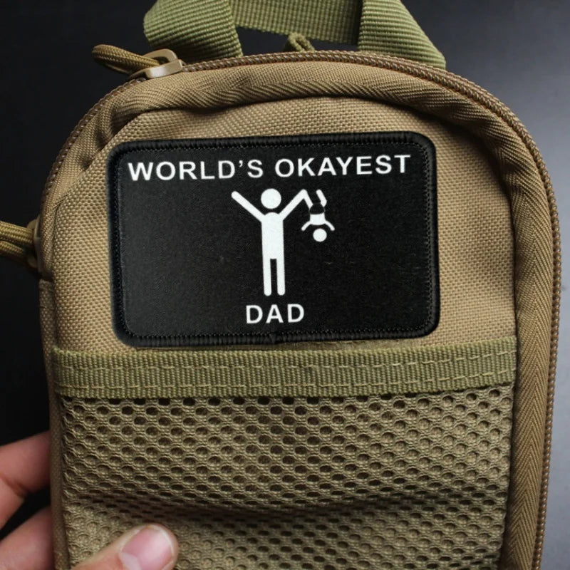 World's Okayest Dad Tactical Moral Badge Patch Print Armband Hook Loop Military Patches Rucksack Kleidung Zubehör Aufkleber
