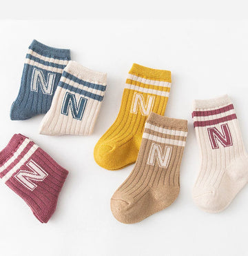 Baby Zeug Junge Mädchen Neugeborenen weichen Brief lange Socken Kinder Mode lässige Socken Baumwolle Kleinkind Kinder Zubehör Baby kleidung