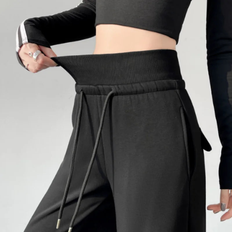 Graue Sporthose für Damen mit hoher Taille und lockerem, schlankem, geradem Bein und weitem Bein. Amerikanische Jogginghose.