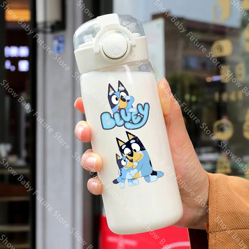 Cartoon Blueys Sport Transparente Wasserflasche 400ml mit Strohhalm Tragbare Reise-Trinkflasche Auslaufsichere Klare Mattierte Flasche