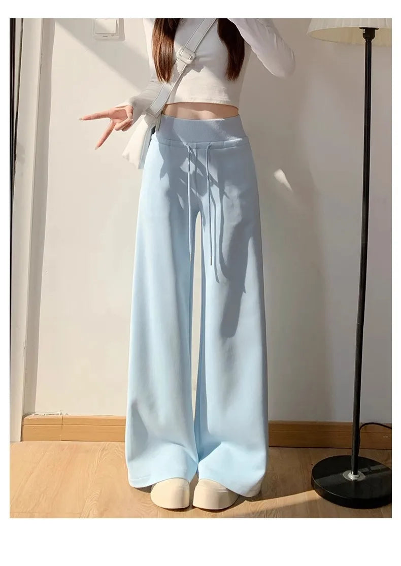 Graue Sporthose für Damen mit hoher Taille und lockerem, schlankem, geradem Bein und weitem Bein. Amerikanische Jogginghose.