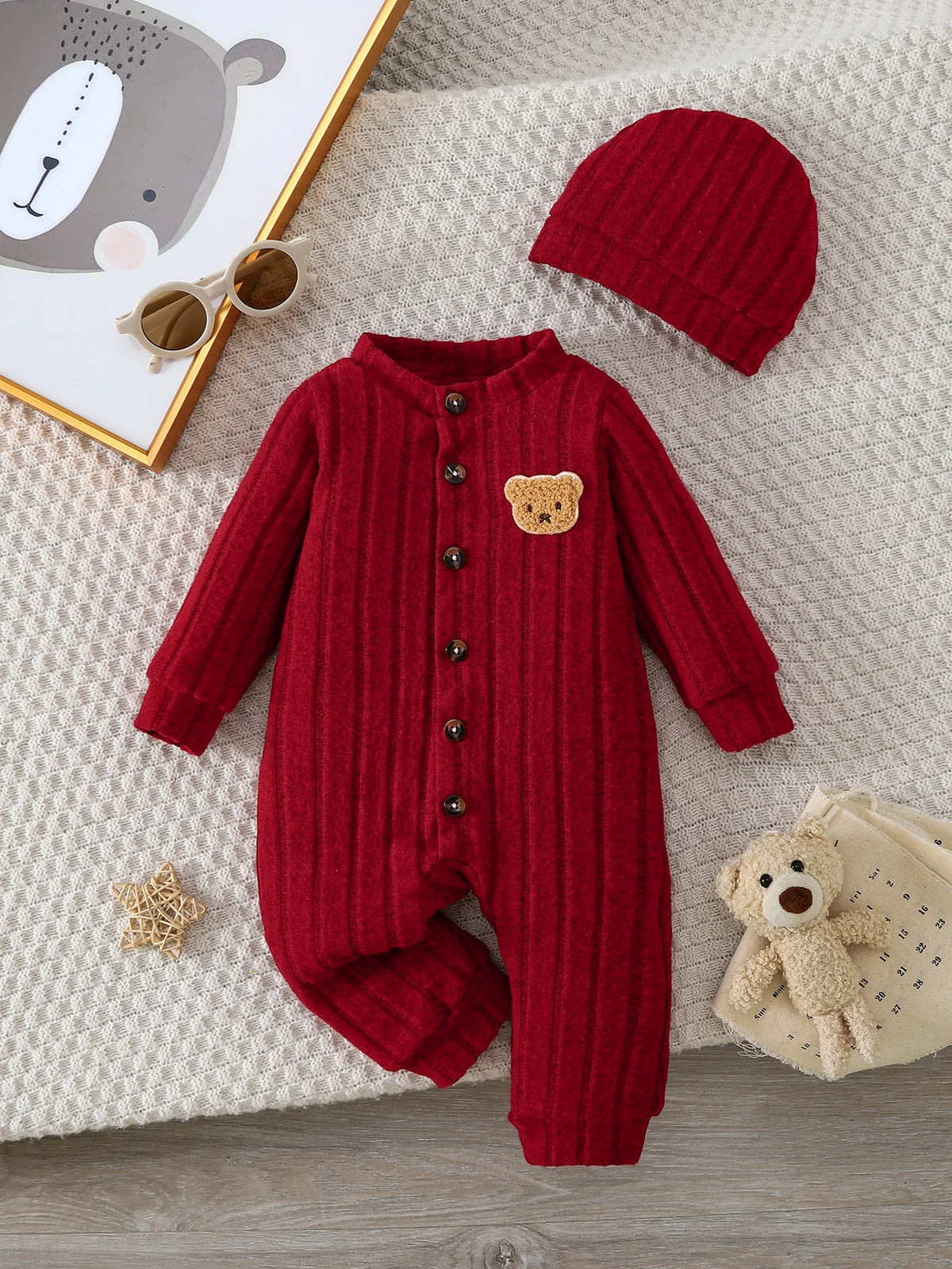 【Baby Junge】Herbst- und Winter-Strampler in Rot mit Knöpfen vorne und niedlichem Bärenabzeichen auf der Brust + Set mit roter Mütze mit einem W