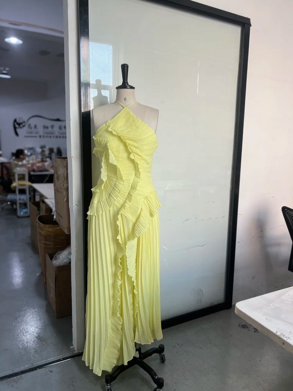 Elegantes lila Neckholder-Abschlussballkleid in A-Linie mit Rüschen, gestuft, rückenfrei, Partykleid, Sommerurlaub, Chiffon, langes Abendkleid