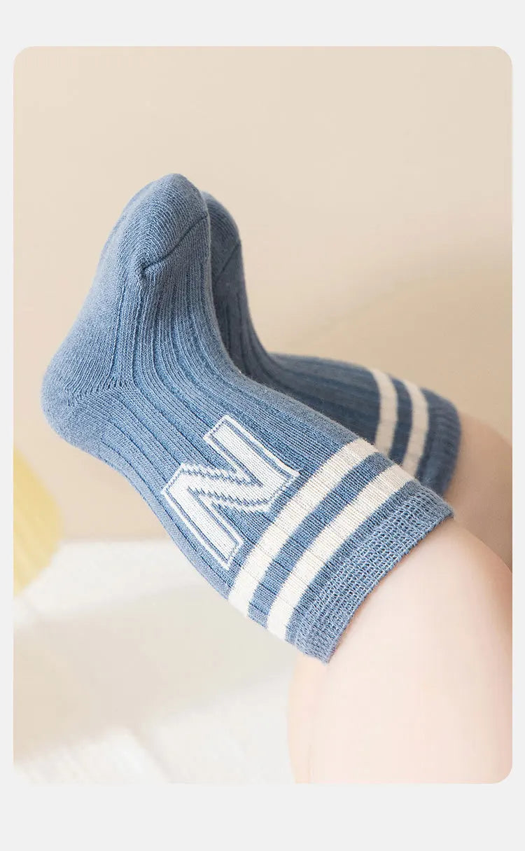 Baby Zeug Junge Mädchen Neugeborenen weichen Brief lange Socken Kinder Mode lässige Socken Baumwolle Kleinkind Kinder Zubehör Baby kleidung