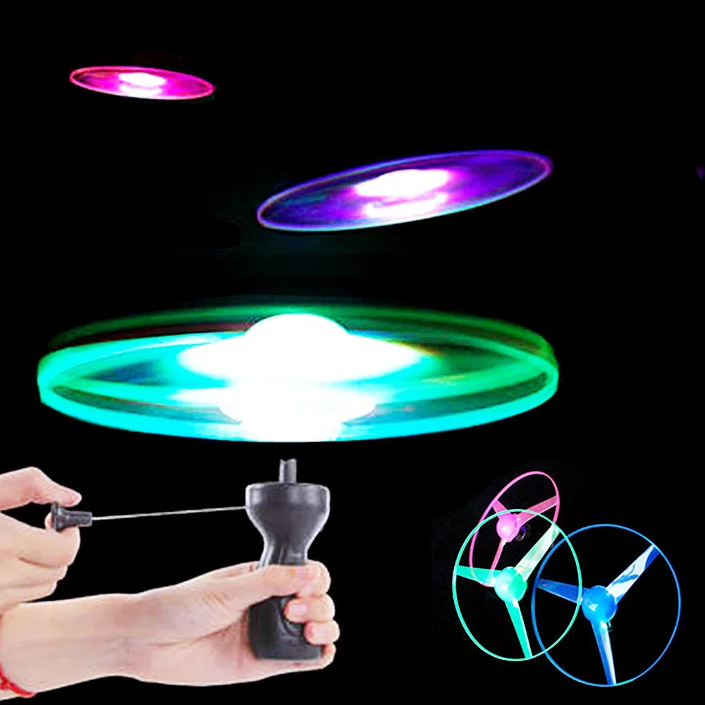 Leuchtende Fliegende Scheibe Propeller-Spielzeug LED-Beleuchtung Zugschnur Fliegendes UFO-Spielzeug Kreisel Outdoor-Spiel Sport-Spielzeug Geschenk