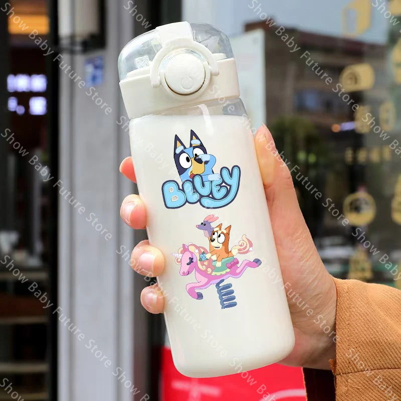 Cartoon Blueys Sport Transparente Wasserflasche 400ml mit Strohhalm Tragbare Reise-Trinkflasche Auslaufsichere Klare Mattierte Flasche