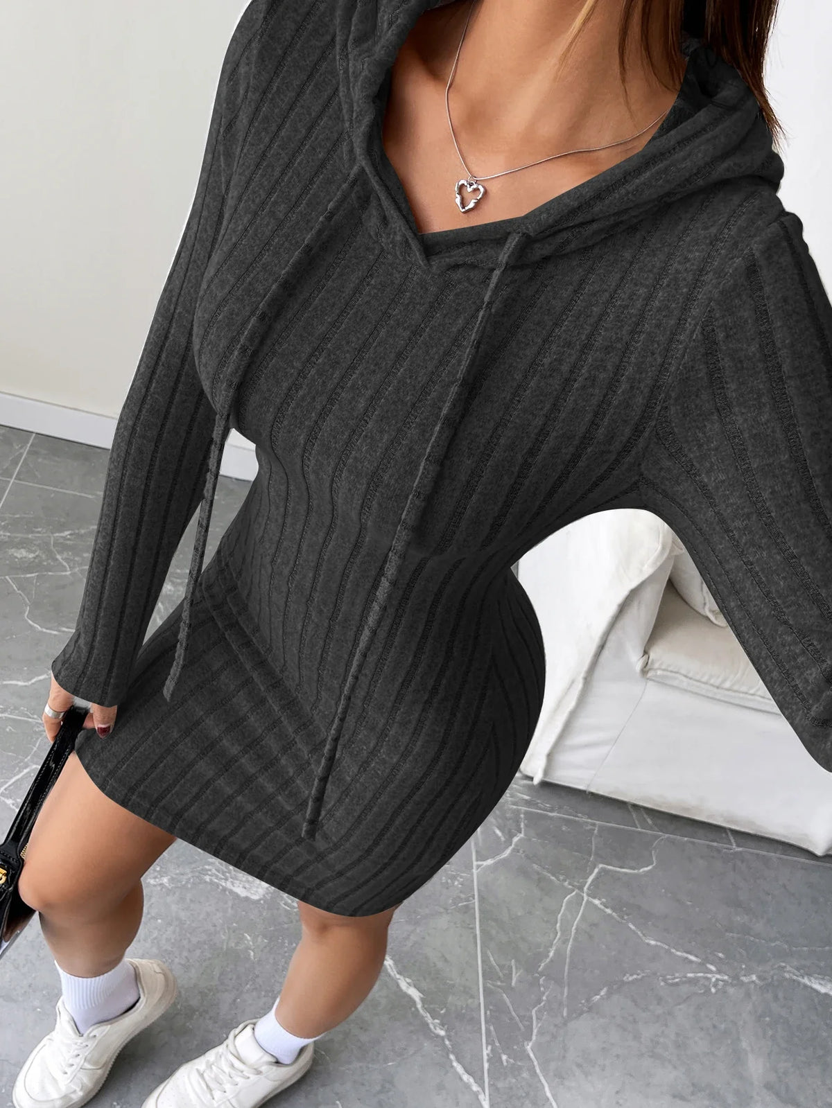 Trendiges, geripptes, gestricktes Slim-Fit-Kleid mit Kapuze und Kordelzug – bequemer, lässiger Stil für Damen