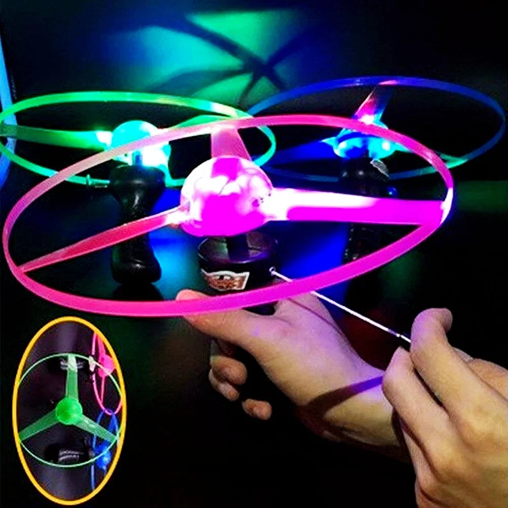 Leuchtende Fliegende Scheibe Propeller-Spielzeug LED-Beleuchtung Zugschnur Fliegendes UFO-Spielzeug Kreisel Outdoor-Spiel Sport-Spielzeug Geschenk