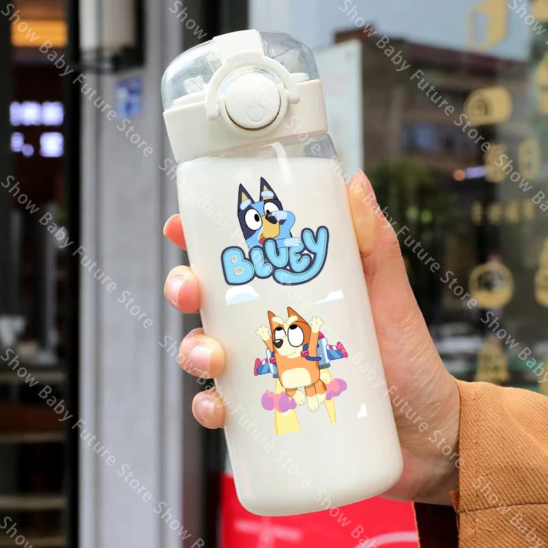 Cartoon Blueys Sport Transparente Wasserflasche 400ml mit Strohhalm Tragbare Reise-Trinkflasche Auslaufsichere Klare Mattierte Flasche