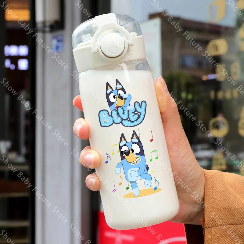 Cartoon Blueys Sport Transparente Wasserflasche 400ml mit Strohhalm Tragbare Reise-Trinkflasche Auslaufsichere Klare Mattierte Flasche