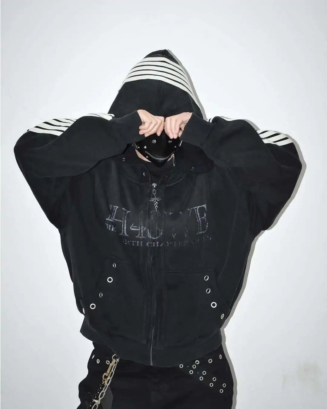 Kurze Kapuzenjacke mit Reißverschluss für Junge Männer, Oversized mit Fallenden Schultern, Gestreiften Ärmeln, Ösen-Taschen, Vintage-Schriftzug, Dunkler Street-Style für Teenager