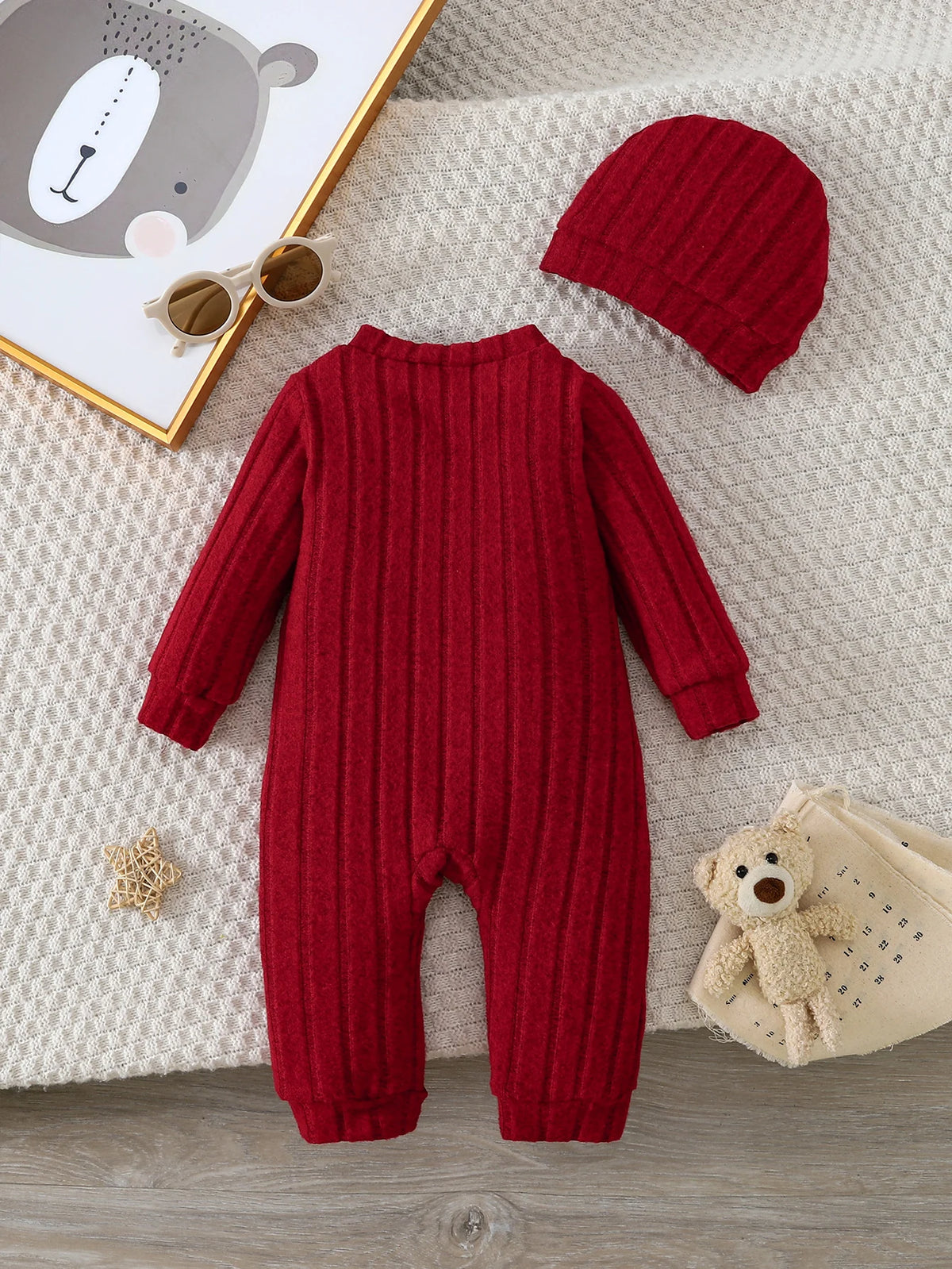 【Baby Junge】Herbst- und Winter-Strampler in Rot mit Knöpfen vorne und niedlichem Bärenabzeichen auf der Brust + Set mit roter Mütze mit einem W