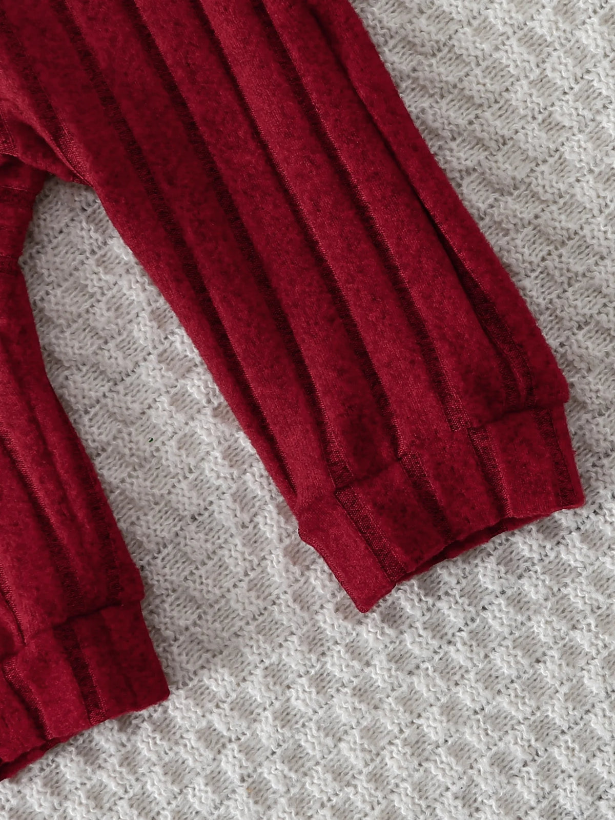 【Baby Junge】Herbst- und Winter-Strampler in Rot mit Knöpfen vorne und niedlichem Bärenabzeichen auf der Brust + Set mit roter Mütze mit einem W