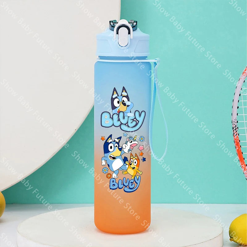 750ml Cartoon Farbverlauf Wasserflasche für Erwachsene, Niedliche Blueys Buchstaben Sport Fitness Flaschen, Outdoor Studenten Reise Trinkbecher Geschenke