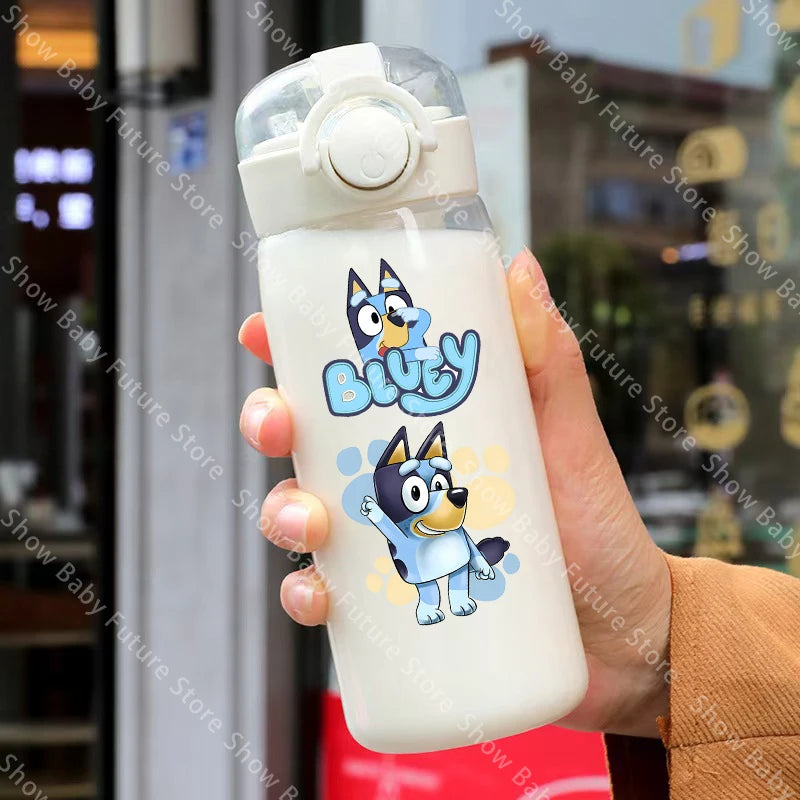 Cartoon Blueys Sport Transparente Wasserflasche 400ml mit Strohhalm Tragbare Reise-Trinkflasche Auslaufsichere Klare Mattierte Flasche