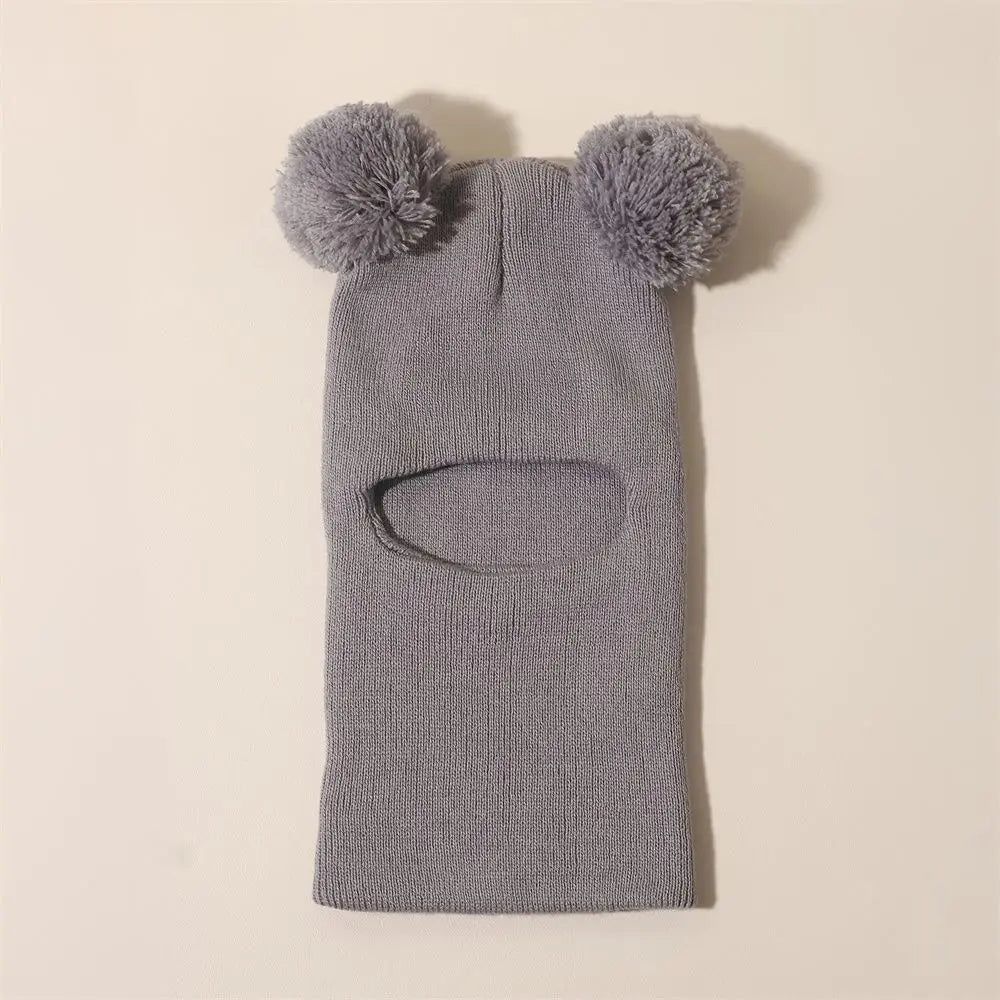 Einteilige Wintermütze für Kinder mit Kapuze, ausgestattet mit Ohr- und Nackenschutzgeräten, für Wärme. Doppelkugel-Strickmütze