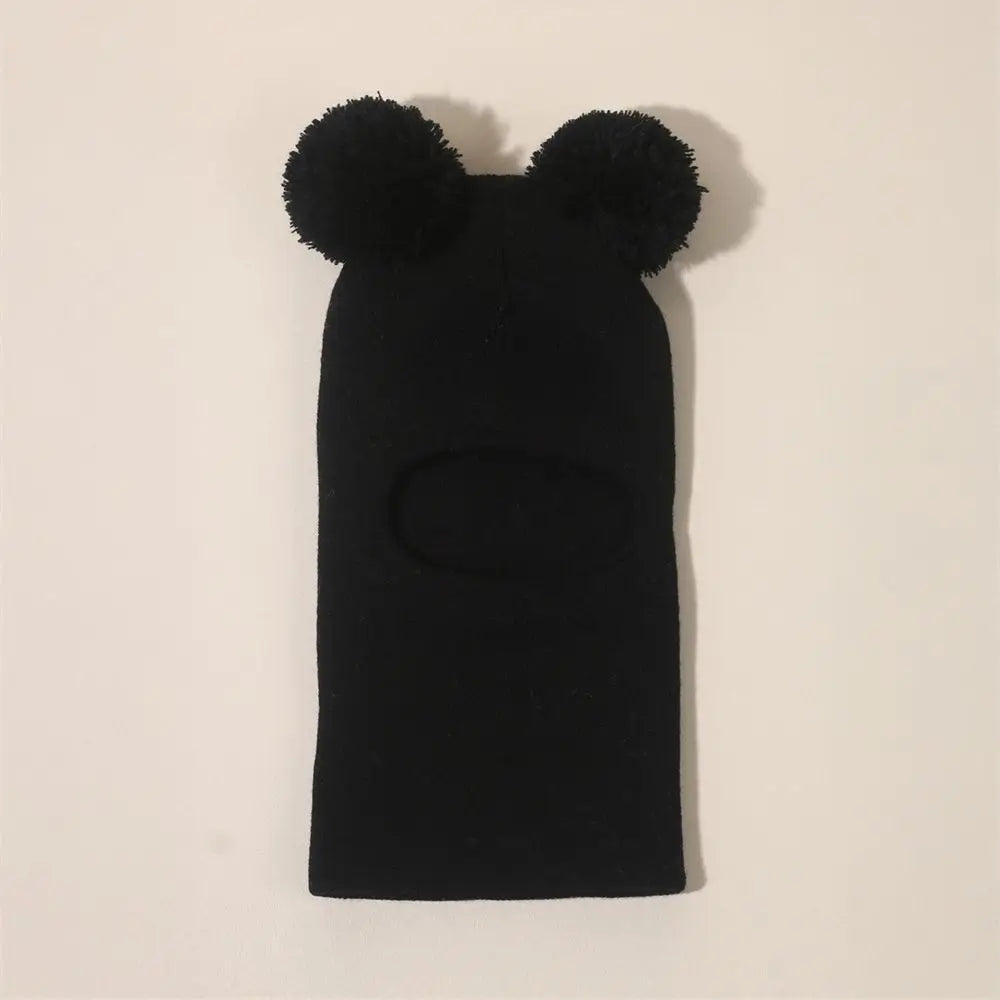 Einteilige Wintermütze für Kinder mit Kapuze, ausgestattet mit Ohr- und Nackenschutzgeräten, für Wärme. Doppelkugel-Strickmütze
