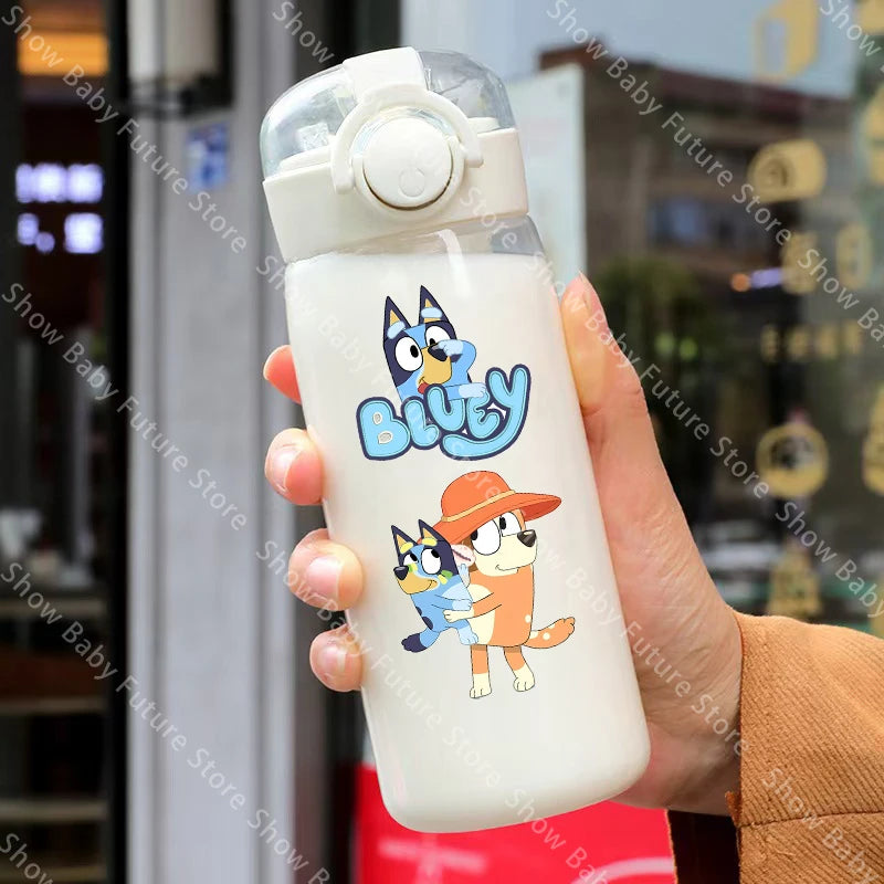Cartoon Blueys Sport Transparente Wasserflasche 400ml mit Strohhalm Tragbare Reise-Trinkflasche Auslaufsichere Klare Mattierte Flasche