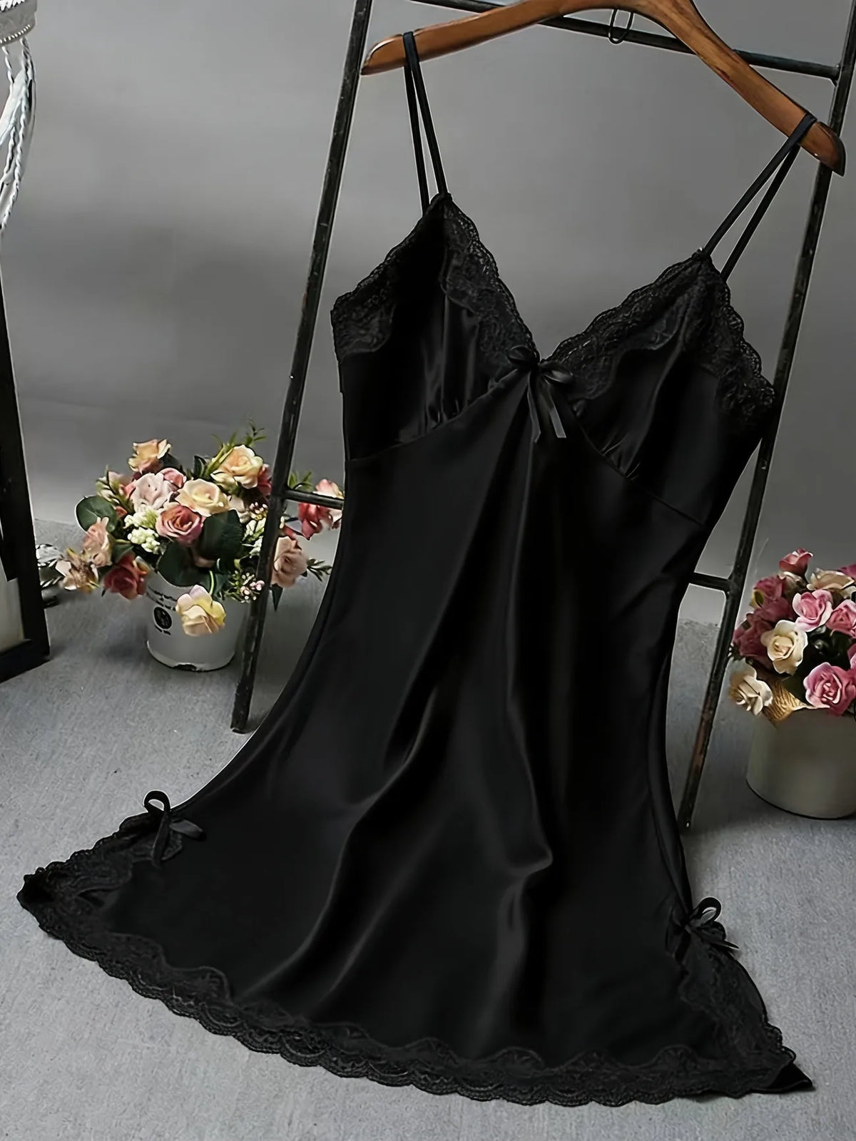 Damen Satin-Nachthemd mit Spitzenbesatz, Sexy Spaghetti-Träger Nachtwäsche, Seidig Glattes Nachthemd, Elegante Lingerie für Zuhause