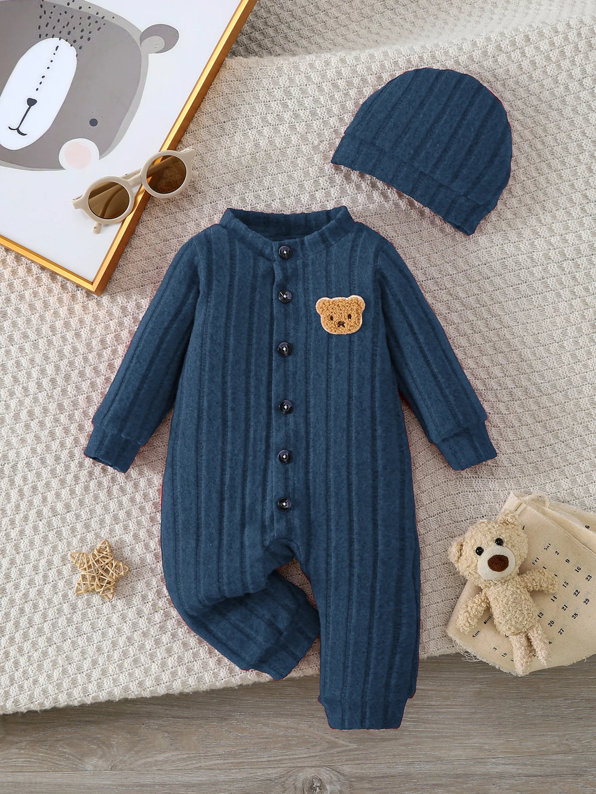 【Baby Junge】Herbst- und Winter-Strampler in Rot mit Knöpfen vorne und niedlichem Bärenabzeichen auf der Brust + Set mit roter Mütze mit einem W