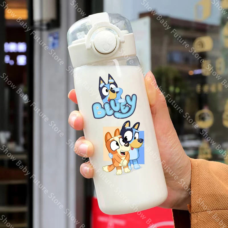 Cartoon Blueys Sport Transparente Wasserflasche 400ml mit Strohhalm Tragbare Reise-Trinkflasche Auslaufsichere Klare Mattierte Flasche