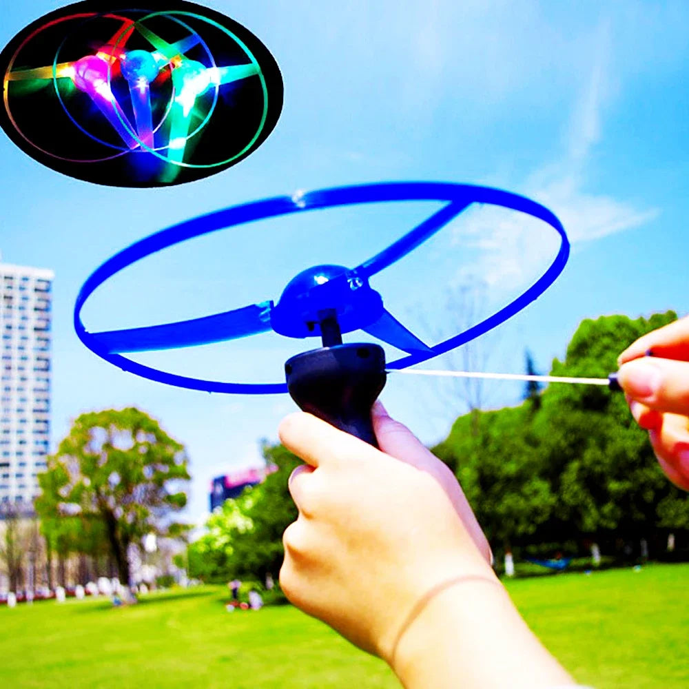 Leuchtende Fliegende Scheibe Propeller-Spielzeug LED-Beleuchtung Zugschnur Fliegendes UFO-Spielzeug Kreisel Outdoor-Spiel Sport-Spielzeug Geschenk