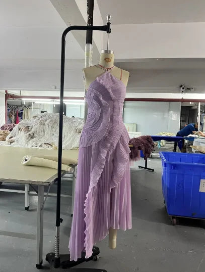 Elegantes lila Neckholder-Abschlussballkleid in A-Linie mit Rüschen, gestuft, rückenfrei, Partykleid, Sommerurlaub, Chiffon, langes Abendkleid