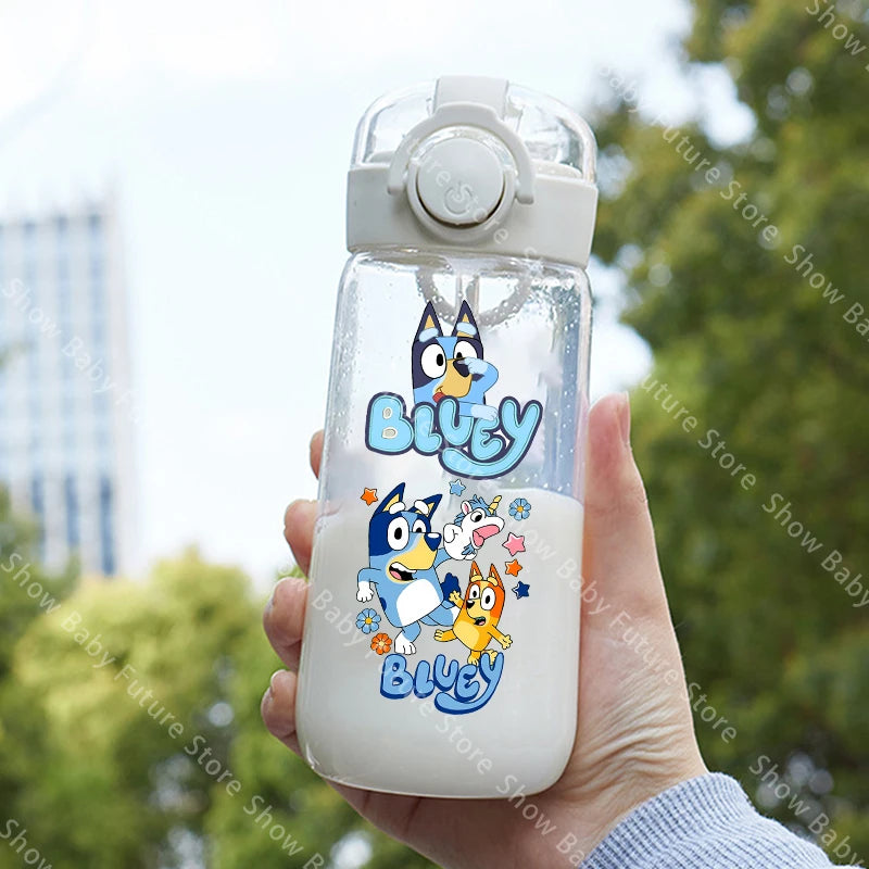 Cartoon Blueys Sport Transparente Wasserflasche 400ml mit Strohhalm Tragbare Reise-Trinkflasche Auslaufsichere Klare Mattierte Flasche