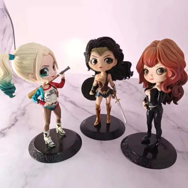2025 NEUE Qposket Wonder Woman Harley Quinn Clown Action Puppe Modell Spielzeug Kuchen Dekoration Serie Freunde Geburtstag Geschenk