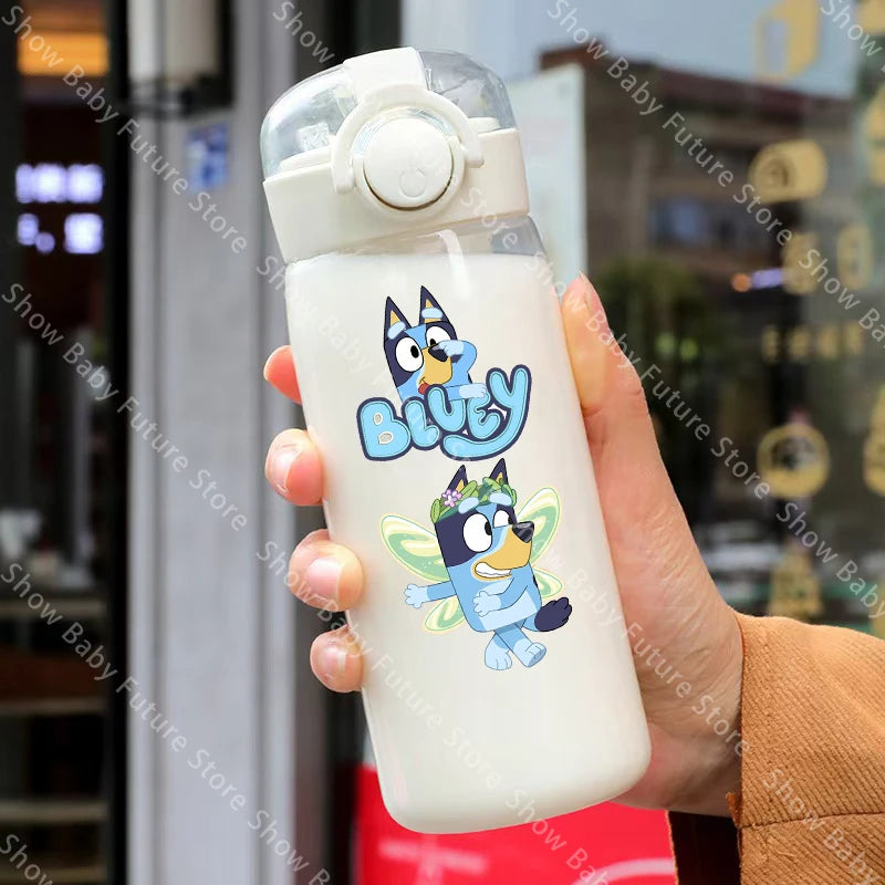 Cartoon Blueys Sport Transparente Wasserflasche 400ml mit Strohhalm Tragbare Reise-Trinkflasche Auslaufsichere Klare Mattierte Flasche